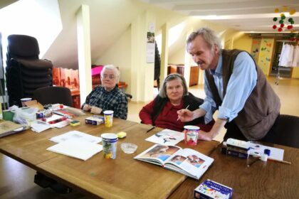 Kai nepriteklius, ligos ar vienatvė tampa nuolatiniu gyvenimo palydovu, šviesos spinduliu švysteli į duris pasibeldęs savanoris. Juos vienijančiose organizacijose Panevėžyje vis dažniau sutinkami senjorai, lankantys turinčiuosius didesnių bėdų nei patys. Savanorystė – geriausi vaistai nuo vienatvės, tvirtina pensinio amžiaus sulaukusieji ar prie jo jau artėjantieji.