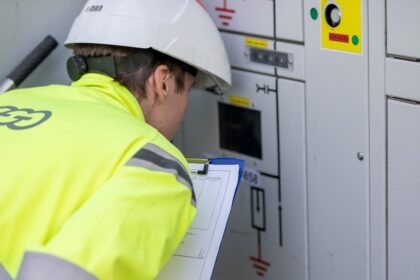 Panevėžyje gyvenantis bedarbis ir net pasiramsčiuodamas lazda sunkiai paeinantis Rimantas Štarolis atsidūrė itin keistoje situacijoje. Jį ištiko šokas, kai prieš porą savaičių sulaukė šaukimo į teismą dėl susidariusios skolos už elektros energiją.