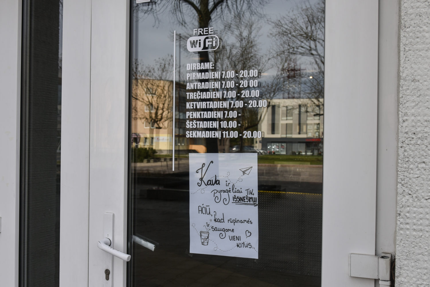 Dėl koronaviruso paskelbus griežtus apribojimus verslui, smulkios Panevėžio įmonės šią darbo savaitę pasitiko liūdnomis nuotaikomis. Mažiausiai iki kovo 30-osios visiems teks įprasti gyventi kitaip: be kavinių, knygynų, nebūtinų apsipirkimų, be pramogų.