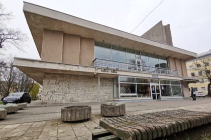 Dar vienas skundas, susijęs su kino centro „Garsas“ rekonstrukcija į Stasio Eidrigevičiaus menų centrą, netapo užtvaru planuojamoms statyboms. Vyriausioji tarnybinės etikos komisija (VTEK) nesurinko įrodymų, kad Nekilnojamojo kultūros paveldo vertinimo tarybos sprendimas neskelbti kino teatro pastato saugomu galėjo būti priimtas apeinant įstatymus.