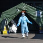 Siekiant sumažinti laboratorijose neištirtų koronaviruso mėginių skaičių, savivaldybių mobilūs punktai sekmadienį jų laikinai ims mažiau, sako sveikatos apsaugos ministras Aurelijus Veryga.