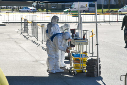 Praėjusį savaitgalį prekybos ir pramogų centruose „Babilonas“ bei RYO buvo dalijami kvietimai išsitirti dėl koronaviruso infekcijos visiems norintiems, nors ir šios ligos simptomų nejaučiantiems panevėžiečiams.