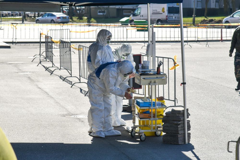 Praėjusį savaitgalį prekybos ir pramogų centruose „Babilonas“ bei RYO buvo dalijami kvietimai išsitirti dėl koronaviruso infekcijos visiems norintiems, nors ir šios ligos simptomų nejaučiantiems panevėžiečiams.