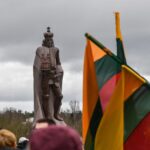 Nepaisydamos vėjuoto, lietingo oro ir virusų grėsmės, į Kovo 11-osios renginius Panevėžyje rinkosi minios. Prieš vidurdienį prie Aleksandro paminklo bangavo trispalvių jūra – panevėžiečiai į iškilmingą vėliavos pakėlimo ceremoniją atėjo nešini vėliavėlėmis, pasipuošę trispalvės spalvų šalikais ar papuošalais, netgi išsidažę veidus. Kai kurie į šventę tiesiog atbėgo – įveikė simbolinį ratą už laisvę. Tokius ratus prie Bendruomenių rūmų Panevėžio žmonės bėgo dar nuo antradienio 6 val. – ištisas 30 valandų.