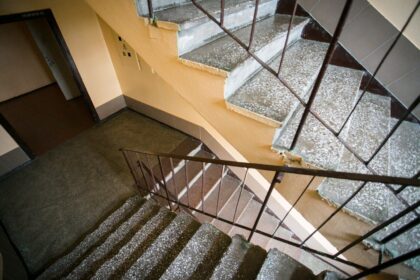 Užkrečiamųjų ligų ir AIDS centro specialistai, pastarosiomis dienomis sulaukė didelio srauto gyventojų klausimų apie patalpų valymą ir dezinfekciją. Šiuo pranešimu siekiame atsakyti į gyventojų dažniausiai užduodamus klausimus apie laiptinių valymą. Paskelbus karantiną, kaip valyti laiptines? Laiptinę rekomenduojama plauti įprastu būdu, naudojant įprastus ploviklius (juose yra dezinfekuojančių priedų). Ar reikia valyti turėklus? Taip reikia, nes tai dažnai liečiamas paviršius (nesvarbu ar yra laiptinėje sergančių užkrečiama liga ar ne). Turėklus rekomenduojama valyti bent kartą per dieną šluostymo būdu naudojant įprastus ploviklius (juose yra dezinfekuojančių priedų). Ar laiptinių vėdinimas yra aktualus? Taip. Rekomenduojama laiptines vėdinti dažnai (mažiausiai 2–3 kartus per dieną), pvz., daryti skersvėjus. Kaip valyti laiptinių langų palanges? Laiptinių langų palanges rekomenduojama šluostyti drėgnu įprastu būdu, naudojant įprastus ploviklius (juose yra dezinfekuojančių priedų). Kaip valyti liftus? Liftą rekomenduojama valyti įprastu drėgnu būdu, naudojant įprastus ploviklius (juose yra dezinfekuojančių priedų). Ar reikia valyti telefonspynes? Taip. Valyti drėgnu būdu su šluoste (geriau vienkartine) naudojant įprastus ploviklius (juose yra dezinfekuojančių priedų). Po to rekomenduojama telefonspynes dezinfekuoti bent kartą per dieną šluostymo būdu naudojant dezinfekcinius tirpalus (70 proc. alkoholinius dezinfekantus). Ar saugu sausu būdu valyti (šluoti) laiptines? Nesaugu, nes tokiu būdu yra pakeliamos dulkės ir mikroorganizmai (ligų sukėlėjai: virusai, bakterijos ir kt.) ir juos gali įkvėpti žmogus. Jei jūsų laiptinėje gyvena sergantis ar įtariamas sergantis užkrečiamąja liga, kaip dezinfekuoti laiptinę? Rekomenduojama laiptinę ir turėklus dezinfekuoti alkoholiniu dezinfekantu, kurio koncentracija ne mažesnė nei 70 proc., arba buitiniu balikliu, kuriame chloro koncentracija yra 0,5 proc.