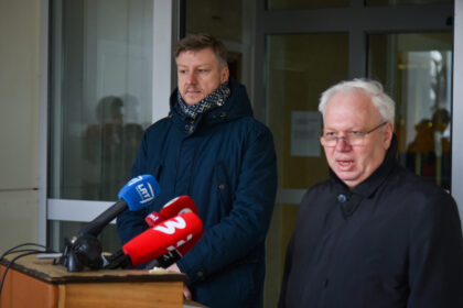 51 mediką karantinuoti turėjusi Respublikinė Panevėžio ligoninė dirba normaliu režimu, čia gydomo sunkaus paciento būklė yra stabili, žurnalistams penktadienį pranešė ligoninės vadovai.