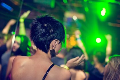 Sveikatos apsaugos ministras Aurelijus Veryga sako, kad naktiniai klubai dėl koronaviruso grėsmės dviem savaitėms turėtų stabdyti veiklą.