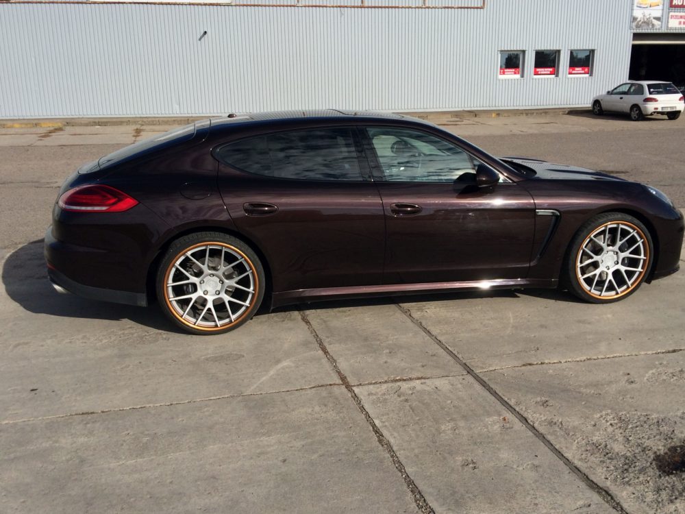 Panevėžiečių šeima skaičiuoja, kad įvažiavę į nepažymėtą duobę ir sugadinę automobilį jie patyrė per du tūkstančius eurų nuostolio, tačiau teismo sprendimu Savivaldybė turės atlyginti kone septynis kartus mažiau. V. Binkio asmeninio archyvo nuotr.