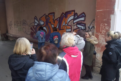 Dvi panevėžietės seserys Deimantė ir Eglė visada norėjo sukurti ką nors išskirtinio. Nuo mažens Deimantė lankė dailės mokyklą, kurioje greitai atsiskleidė jos talentas, netrukus buvo rengiamos jos paveikslų ekspozicijos. Tuo tarpu Eglė visada domėjosi mada, keliavo po pasaulį, ieškojo įkvėpimo ir naujų idėjų. Vieną dieną sesių hobiai susijungė ir įgavo prasmę. „Manau, tai išaugs į kažką didelį“, – apie prekinio ženklo „DE touch“ vystymo perspektyvą pasakojo Deimantė Korsakaitė.