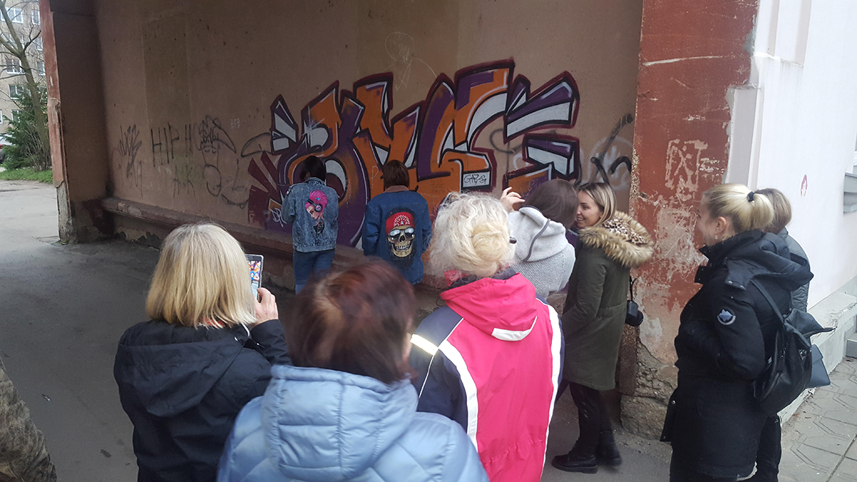 Dvi panevėžietės seserys Deimantė ir Eglė visada norėjo sukurti ką nors išskirtinio. Nuo mažens Deimantė lankė dailės mokyklą, kurioje greitai atsiskleidė jos talentas, netrukus buvo rengiamos jos paveikslų ekspozicijos. Tuo tarpu Eglė visada domėjosi mada, keliavo po pasaulį, ieškojo įkvėpimo ir naujų idėjų. Vieną dieną sesių hobiai susijungė ir įgavo prasmę. „Manau, tai išaugs į kažką didelį“, – apie prekinio ženklo „DE touch“ vystymo perspektyvą pasakojo Deimantė Korsakaitė.