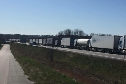 Pasienyje su Lenkija sekmadienio vakarą susitelkė itin didelė krovininių automobilių eilė, pranešė Lietuvos policija.