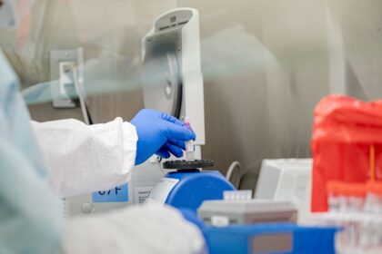 Lietuvoje iki trečiadienio ryto atlikti 935 koronaviruso tyrimai, infekcija patvirtinta 26 žmonėms, visi atvejai kol kas yra atvežtiniai.