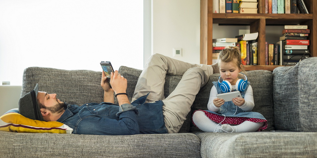 Seimas šiandien planuoja priimti pataisas, kad ligos išmoką darželinukus ir pradinukus prižiūrintys tėvai gautų viso karantino laikotarpiu.