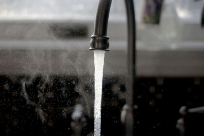 Siekdama užkirsti kelią legioneliozės židiniams susidaryti gyvenamųjų namų bei kitų pastatų karšto vandens tiekimo sistemose, AB „Panevėžio energija“ 2020 m. kovo 18–19 dienomis pastatų valdytojams ir karšto vandens sistemų prižiūrėtojams sudarys galimybes taikyti prevencines priemones. Minėtomis dienomis šilumos tinkluose (vamzdynuose) šilumnešio (termofikacinio vandens) temperatūra bus padidinta iki +70°C.