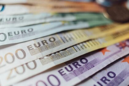 „Sodra“ skelbia įpusėjusi mokėti ligos išmokas gyventojams, esantiems namuose dėl ekstremalios situacijos ar karantino.