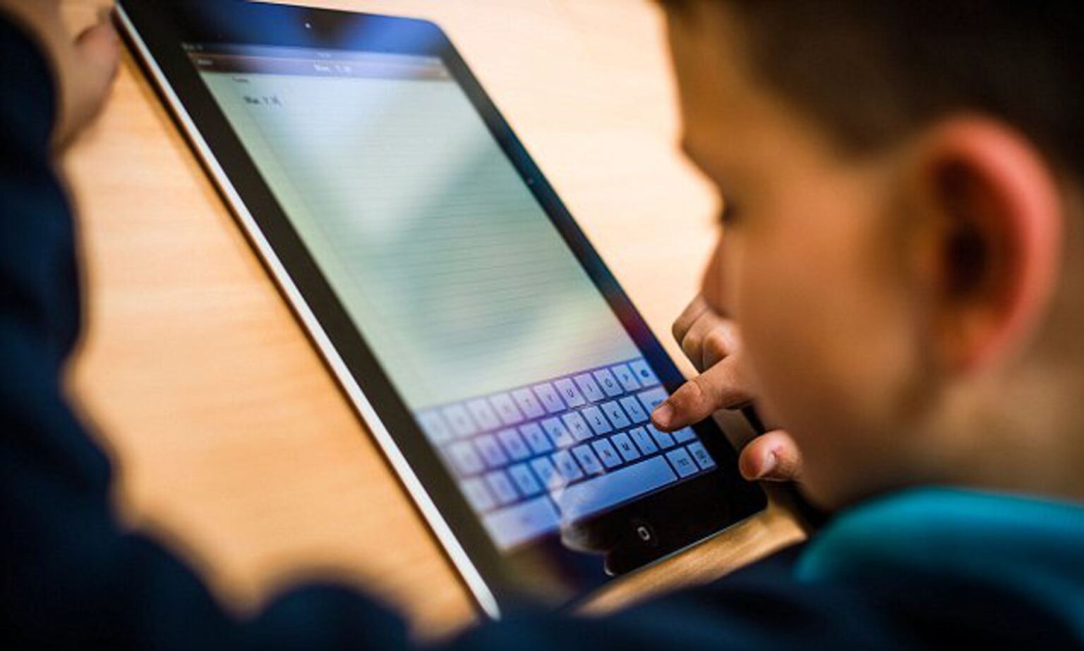 Panevėžio miesto savivaldybės Švietimo skyrius mokykloms perdavė 450 planšetinių kompiuterių nuotoliniu būdu mokytis vaikams iš socialiai jautrių šeimų. Šiuos įrenginius nupirko Nacionalinė švietimo agentūra.