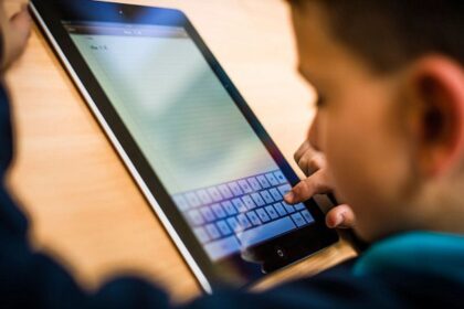 Panevėžio miesto savivaldybės Švietimo skyrius mokykloms perdavė 450 planšetinių kompiuterių nuotoliniu būdu mokytis vaikams iš socialiai jautrių šeimų. Šiuos įrenginius nupirko Nacionalinė švietimo agentūra.