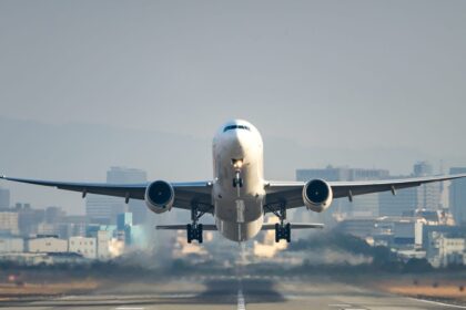 Naktį iš penktadienio į šeštadienį į Lietuvą ir iš jos uždrausta skraidinti keleivius lėktuvais, vežti keltais, išskyrus reisą Kylis-Klaipėda-Kylis bei dar kelis specialius su Vyriausybės sutikimu rengiamus skrydžius.