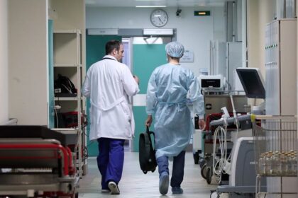 Vilniaus universiteto Santaros klinikose antradienį mirė 26-asis koronaviruso infekcija sirgęs pacientas, BNS patvirtino klinikos atstovai.