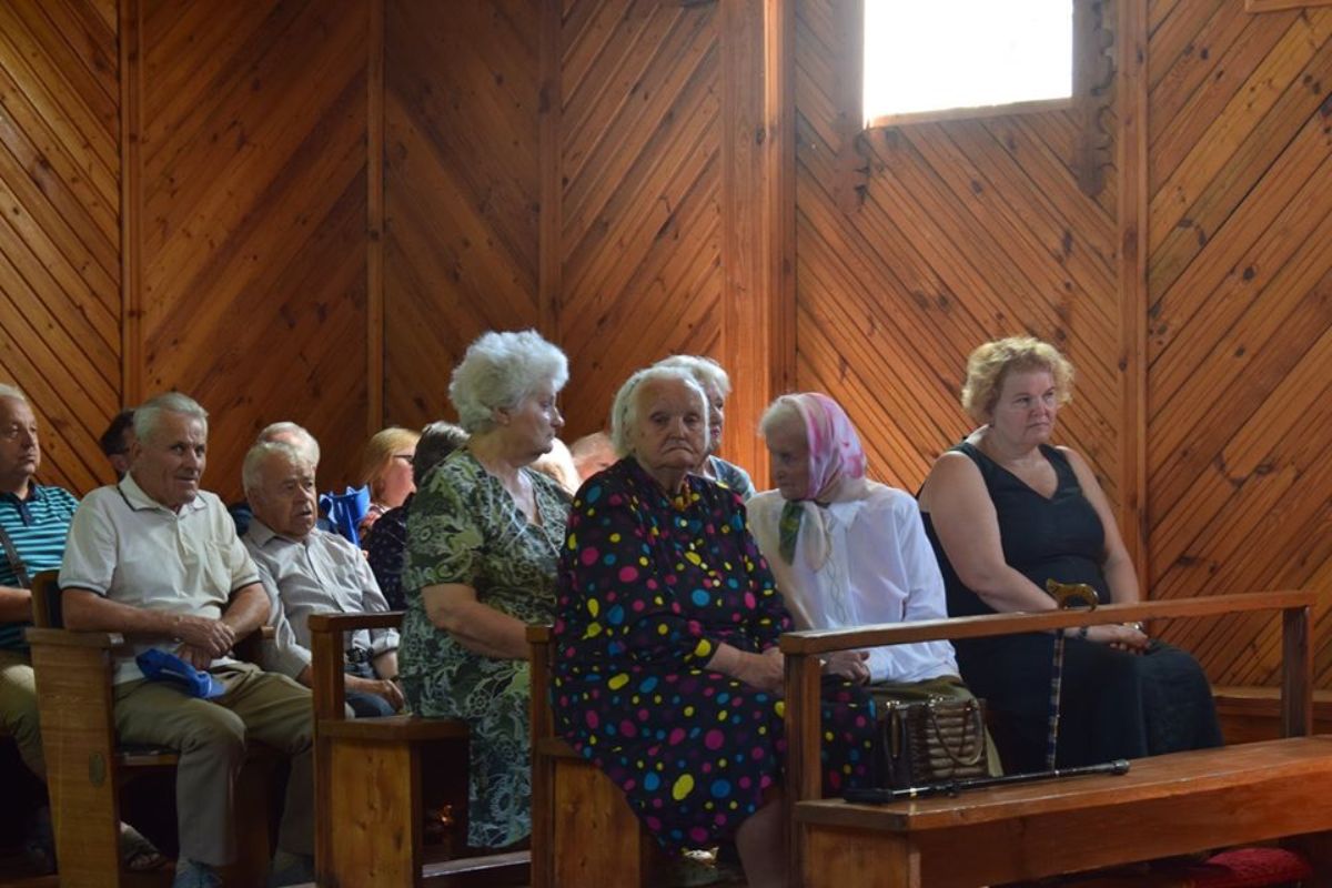 Dvidešimt metų Sodelių koplyčios zakristijono pareigas ėjusi, eilėraščius, originalias pasakas kurianti M. Burbulienė sako dabar į kiaušinius nenorinti nė žiūrėti, kai taip paprasta jų gauti. Karo baisumus išgyvenusios senjorės širdį slegia iškentėti bado, karo siaubo ir neįtikėtino vargo metai. Asmeninio archyvo nuotr.