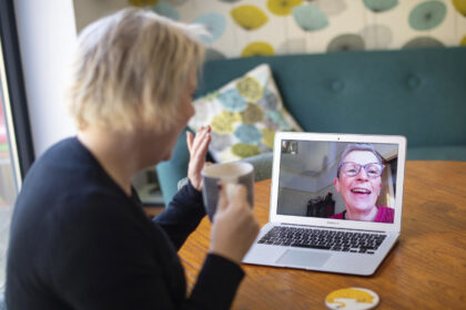 Premjeras Saulius Skvernelis, artėjant Motinos dienai, teigia, kad laikantis saugumo reikalavimų kapines aplankyti galima, tačiau ragina laikytis rekomendacijos ir savaitgalį nevažiuoti sveikinti mamų.