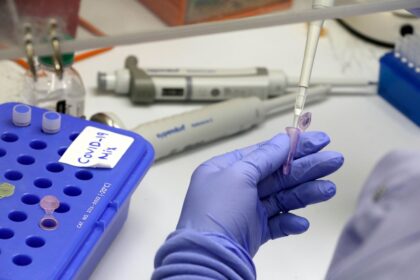 Lietuvoje nustatyta 11 naujų koronaviruso atvejų, bendras užsikrėtusiųjų skaičius išaugo iki 1449, pirmadienio rytą pranešė Sveikatos apsaugos ministerija.