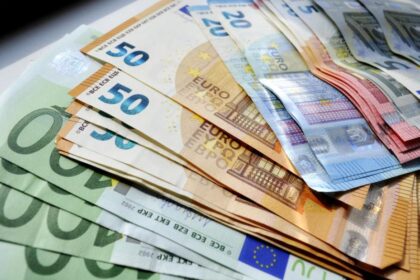 Premjeras Saulius Skvernelis teigia, kad nuo krizės nukentėjusio verslo bei savarankiškai dirbančių žmonių skatinimo priemonės pradės veikti jau netrukus.