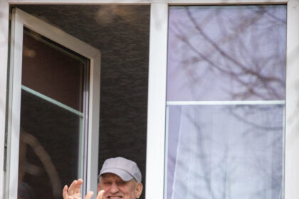 Panevėžio Juozo Miltinio gimnazijos moksleivis Daugvydas Staniūnas namuose per karantiną užsidariusius panevėžiečius subūrė į unikalią padėkos akciją tiems, kurie šiandien stovi pirmose fronto linijose – medikams, policijos pareigūnams bei visiems dirbantiems. Jaunuolis sugalvojo, kaip net neiškeliant kojos iš namų visiems vienu metu garsiai paploti.