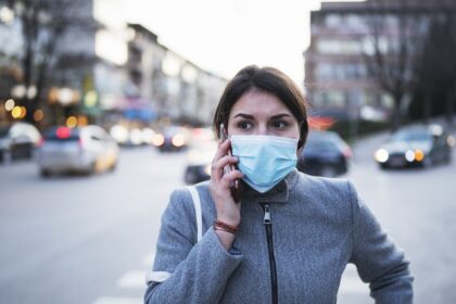 Per šventinį savaitgalį policijos pareigūnai žmonėms išdalins apie 120 tūkst. apsauginių kaukių, teigia sveikatos apsaugos ministras Aurelijus Veryga.