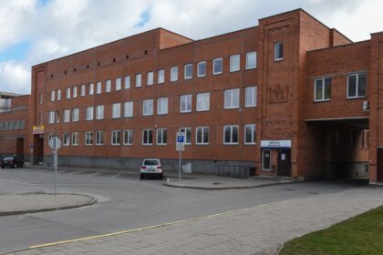 Panevėžyje, miesto poliklinikos patalpose (Nemuno g. 79, įėjimas iš Kosmonautų g.), pradėjo veikti karščiavimo klinika. Jos darbo koordinatorius – Panevėžio miesto poliklinikos direktorius Karolis Valantinas.