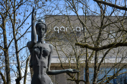 Panevėžio savivaldybė jau kitą savaitę skelbs konkursą pirkti rangos darbams kino centro „Garsas“ rekonstrukcijai į Stasio Eidrigevičiaus menų centrą. Kol kas tam Aukštaitijos sostinė kišenėje turi 3 mln. eurų. Visgi prieš porą savaičių pažadą padėti davė Vyriausybė, SEMC projektą įtraukusi į sąrašą tų, kuriems bus atseikėta iš Valstybės investicijų programos (VIP). Tiesa, finansinės injekcijos ateitų, jei tam pritars jau kitos kadencijos Seimas.