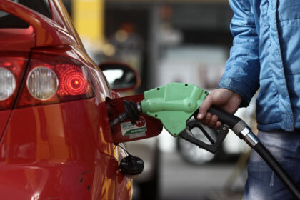 Smukus pasaulinėms naftos kainoms, Lietuvos ekspertai sako, kad degalų kainos balandžio viduryje pasiekė „dugną“ ir dabar laikosi stabiliai. Jie neprognozuoja, kiek ilgai kuro kainos išliks žemumose.