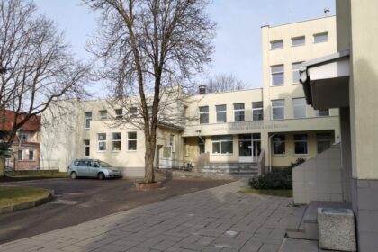 Ekstremalių sveikatai situacijų centras jau paskirstė dalį pagamintų inovatyvių kaukių-filtrų – po 5 tūkst. šių asmeninių apsaugos priemonių gavo penkios pagrindinės su koronavirusu infekuotais pacientais dirbančios ligoninės.