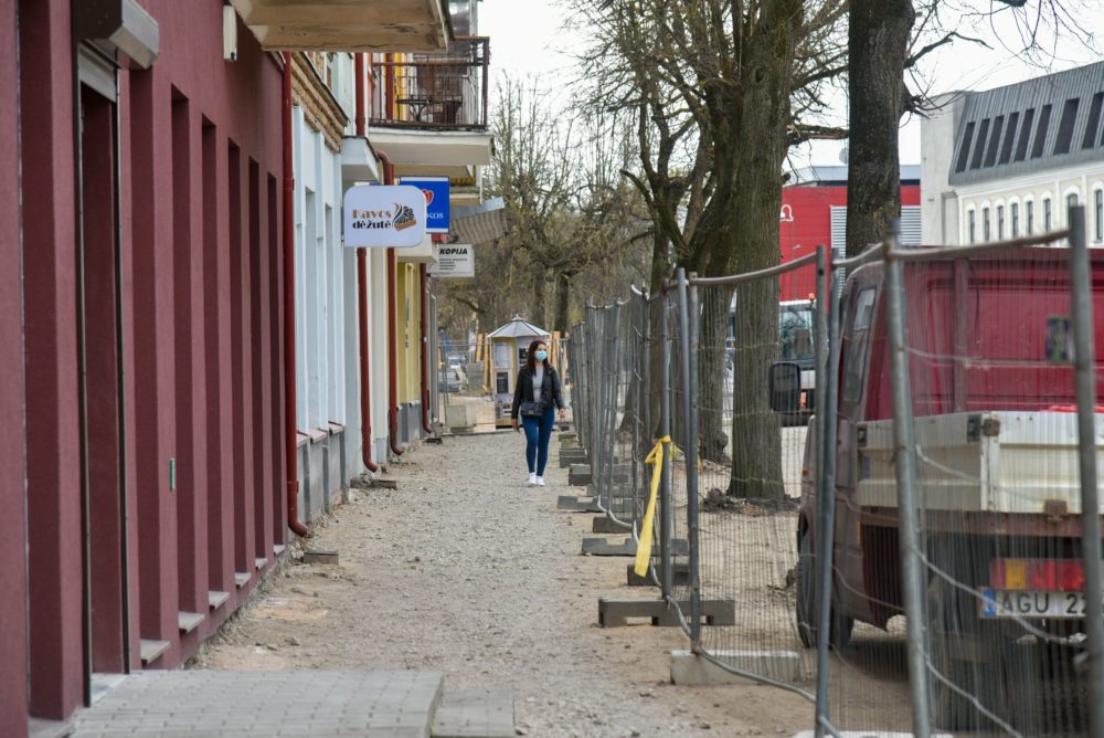 Dėl Laisvės aikštės remonto joje įsikūrusios kavinės durų neatvėrė net ir sušvelninus karantino sąlygas. Savivaldybė siūlo tokioms svarstyti prekybą kelti į miesto parkus ir pakrantes. P. Židonio nuotr.