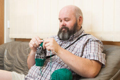 Megzti pradėjęs vos šešerių, panevėžietis Raimundas Mikuševičius baigęs studijas tapo statybininku, bet ekonominė krizė sugrąžino į tikrąjį kelią. Virbalų iš rankų jis nepaleidžia nei dieną, nei naktį ir iš siūlų kamuolio sukuria neįtikėtinus stebuklus, pasklidusius nuo Australijos iki Argentinos.