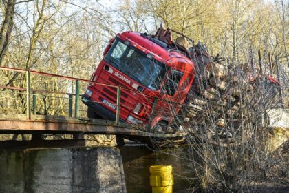 Neeilinis įvykis Panevėžio rajone. Neišlaikęs rąstus vežusio miškavežio svorio, lūžo tiltas.