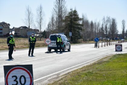 Pirmadienio vakarą nustoja galioti Vyriausybės draudimas gyventojams vykti į kitus miestus nei jų gyvenamoji vieta.
