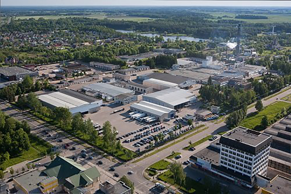 Gausios ugniagesių pajėgos sutelktos gesinti gaisro Rokiškyje, įmonėje „Rokiškio sūris“.