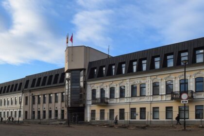 Panevėžio miesto savivaldybė tęsia pradėtą gyventojų informavimo iniciatyvą, norėdama atkreipti panevėžiečių dėmesį į būtinybę koronaviruso pandemijos metu dėvėti nosį ir burną dengiančias apsaugos priemones (veido kaukes, respiratorius ar kt.) ir rytoj pradės dalinti vienkartines medicinines kaukes.