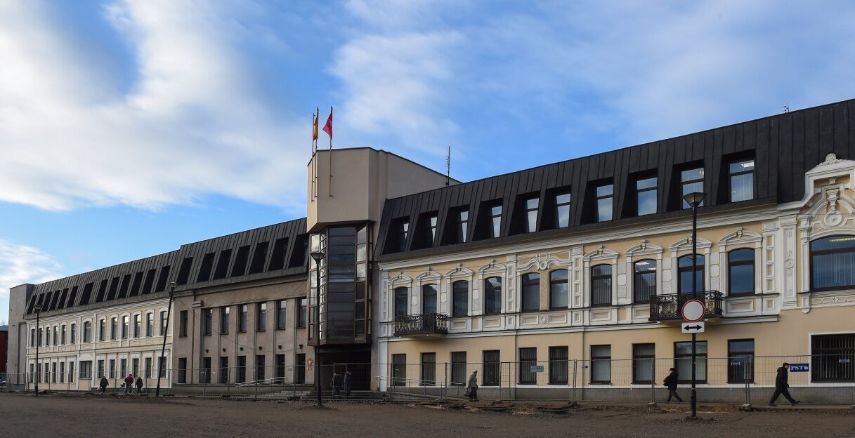 Panevėžio miesto savivaldybė tęsia pradėtą gyventojų informavimo iniciatyvą, norėdama atkreipti panevėžiečių dėmesį į būtinybę koronaviruso pandemijos metu dėvėti nosį ir burną dengiančias apsaugos priemones (veido kaukes, respiratorius ar kt.) ir rytoj pradės dalinti vienkartines medicinines kaukes.