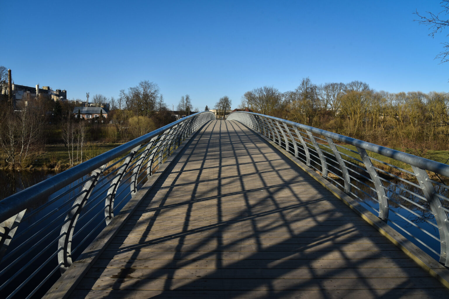 Premjeras Saulius Skvernelis sako, kad Vyriausybė svarsto pratęsti karantiną dar dviem savaitėms, tačiau po Velykų ketinama leisti atsidaryti kai kuriam smulkiam verslui, jei jis užtikrins reikiamas apsaugos priemones.