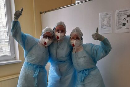 Lietuvos medikams nepailstamai kovojant su plintančiu koronavirusu, 27 šeimos klinikas visoje Lietuvoje jungiančio tinklo „MediCA klinika“ savanoriai karščiavimo klinikose bei mobiliuosiuose COVID-19 patikros punktuose savo iniciatyva prisideda prie ekstremalios situacijos šalyje suvaldymo. Įmonės vadovai įsitikinę, kad šis iššūkių kupinas laikas – tai dar viena proga geriems darbams.