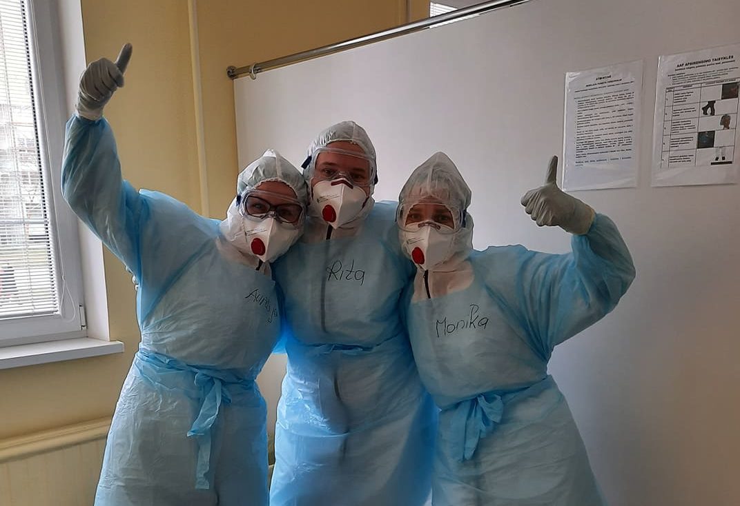 Lietuvos medikams nepailstamai kovojant su plintančiu koronavirusu, 27 šeimos klinikas visoje Lietuvoje jungiančio tinklo „MediCA klinika“ savanoriai karščiavimo klinikose bei mobiliuosiuose COVID-19 patikros punktuose savo iniciatyva prisideda prie ekstremalios situacijos šalyje suvaldymo. Įmonės vadovai įsitikinę, kad šis iššūkių kupinas laikas – tai dar viena proga geriems darbams.