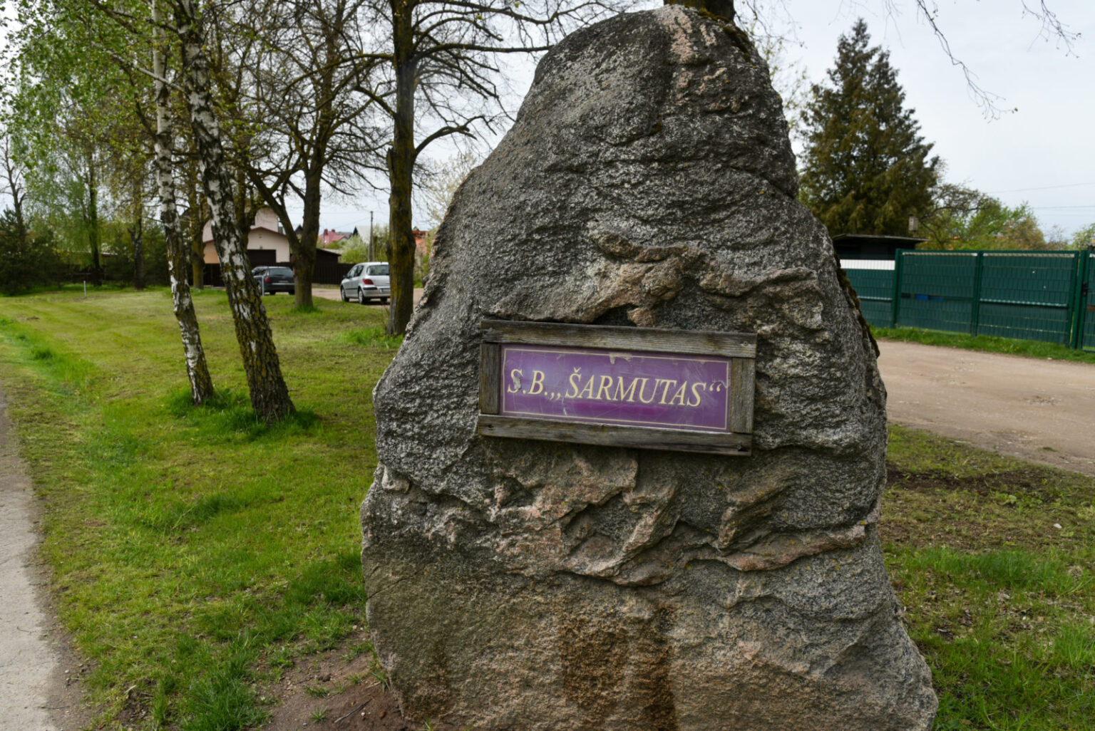 Karantino gniaužtus atleidžianti Vyriausybė iki mėnesio pabaigos nurodo susilaikyti nuo masinių renginių, tačiau Panevėžyje keli šimtai sodininkų sulaukė pranešimo atvykti į visuotinį susirinkimą.