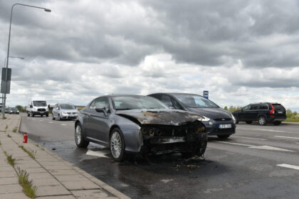 Juodų dūmų stulpas Panevėžio vakarinėje dalyje išgąsdino panevėžiečius. Iš tolo matomi dūmai kilo Klaipėdos gatvės gale užsiliepsnojus automobiliui „Alfa Romeo“.