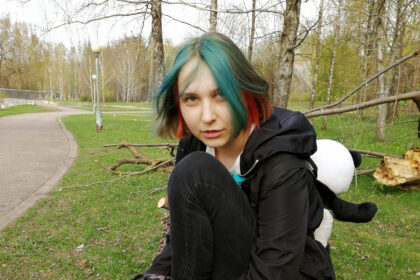 Obuolys nuo obels netoli rieda. Lietuvių patarlė puikiai tinka žinomų panevėžiečių menininkų šeimoje užaugusiai iliustratorei Mildai Radvenskaitei. Kol jos bendraamžiai savo piešinių herojams piešdavo pagaliukus vietoj kojų, Milda, būdama vos ketverių, jau preciziškai dailindavo piešiniuose lenktus kelius.