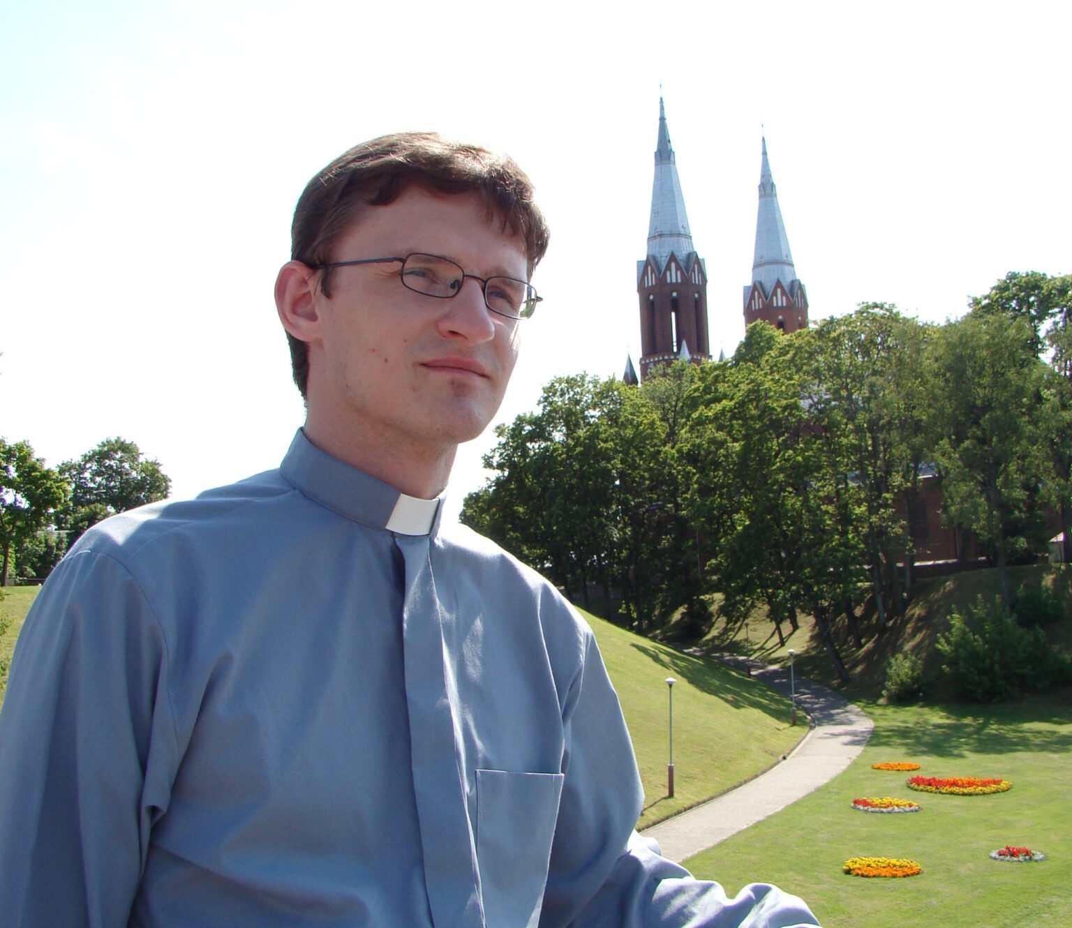 Net nepamatėme – gegužė priartėjo ir vėl tolsta nuo mūsų. Viskas sužydo staiga, sužaliavo pliūpsniais, išsiskleidė akimirksniu. Per amžiną skubėjimą nebuvo kada minutei kitai sustoti, atsikvėpti, pasidairyti į bundančią gamtą, liauną daigelį, tvirtą pumpurą.