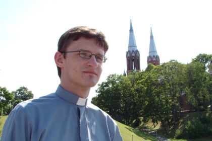 Net nepamatėme – gegužė priartėjo ir vėl tolsta nuo mūsų. Viskas sužydo staiga, sužaliavo pliūpsniais, išsiskleidė akimirksniu. Per amžiną skubėjimą nebuvo kada minutei kitai sustoti, atsikvėpti, pasidairyti į bundančią gamtą, liauną daigelį, tvirtą pumpurą.