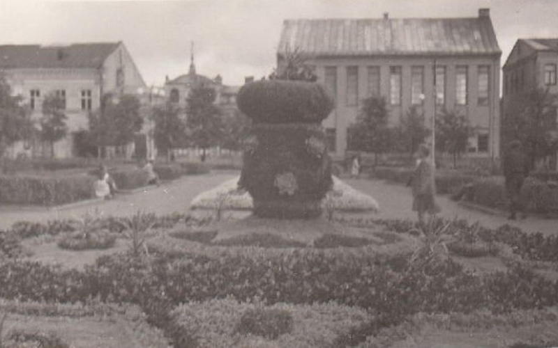 1949-ieji, Lenino–buvusi ir dabartinė Laisvės aikštė su fone matomais žydų maldos namais, kurių grąžinimo bendruomenė taip ir nesulaukė. ŠIAULIŲ REGIONINIO VALSTYBĖS ARCHYVO PANEVĖŽIO FILIALO nuotr.