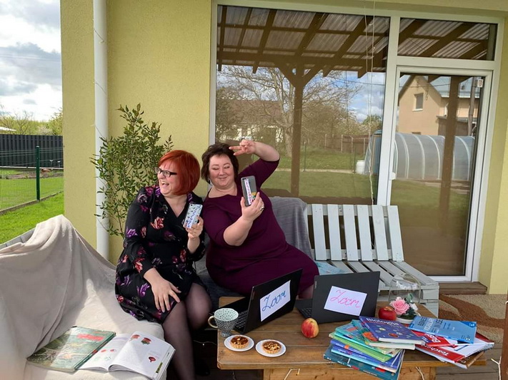 „Minties“ gimnazijos mokytojų Jurgitos ir Jovitos klase tapo namų terasa. Joje įsitaisiusios su chalatais ir rankšluosčiais ant galvų, apsikrovusios vadovėliais, prie kompiuterių pedagogės parodė, kaip atrodo dabartinės pamokos. ASMENINIO ARCHYVO nuotr.